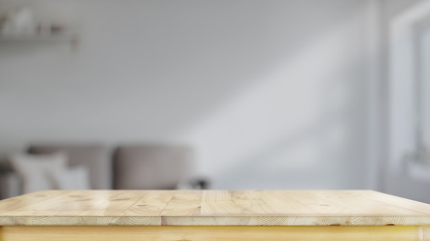 Table en bois au fond du salon