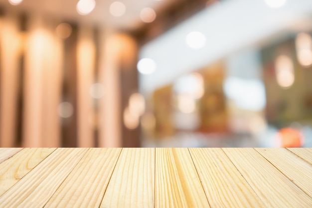 Table en bois au restaurant avec lumières bokeh