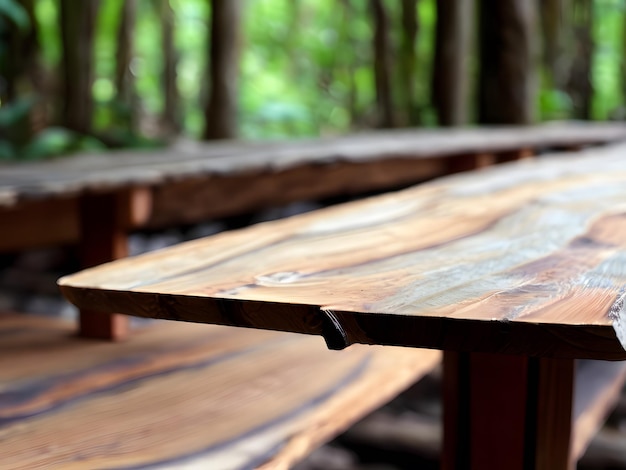 Une table en bois avec un banc dans la forêt.