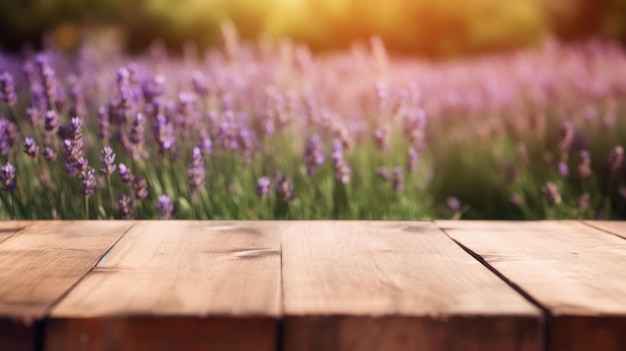 Table en bois sur un beau fond de lavande