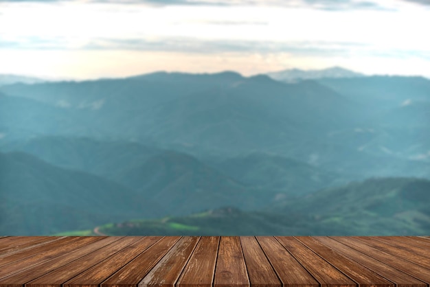 Table en bois et beauté ciel flou et montagnes en arrière-plan