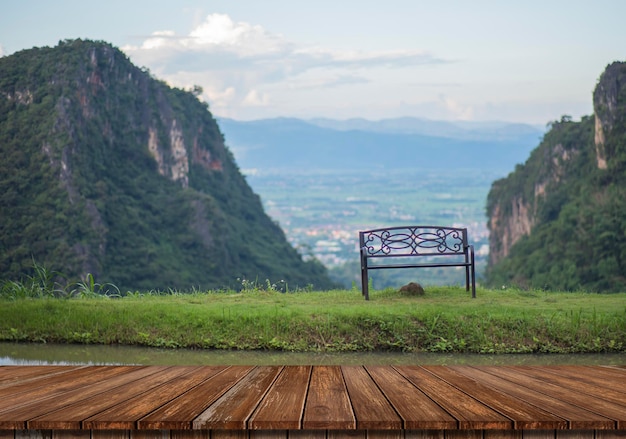 Table en bois et beauté flou ciel et montagnes en arrière-plan