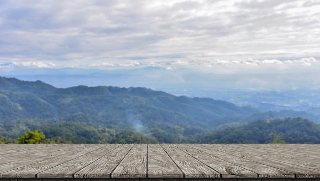 Table en bois et beauté flou ciel et montagnes en arrière-plan