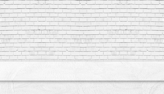 Table en bois blanc avec fond de mur de briques blanches