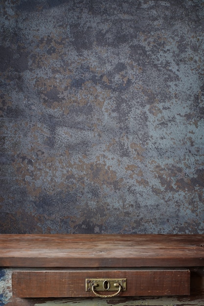 Table en bois blanche sur le fond de l&#39;ancien mur.