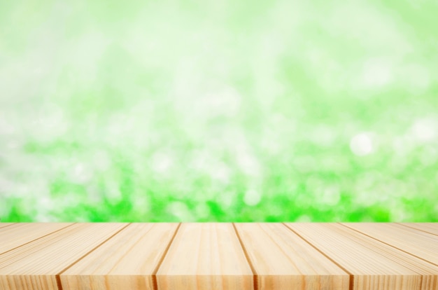Table en bois blanche avec fond d&#39;herbe verte flou