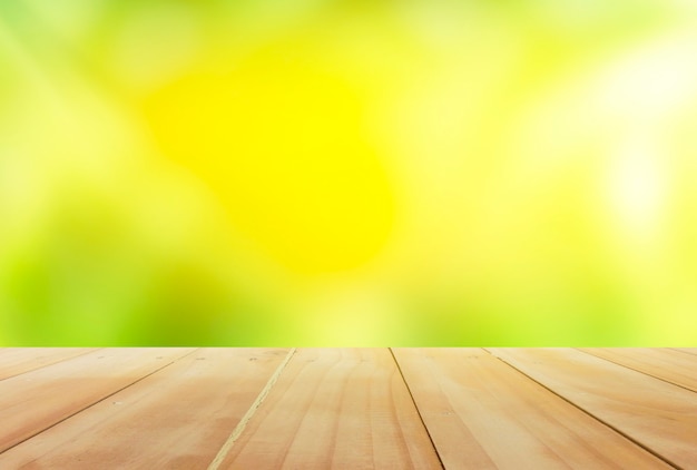 Table en bois avec bokeh nature