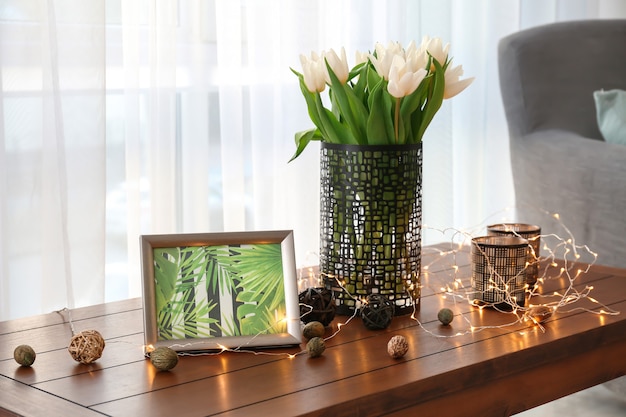 Photo table en bois avec bouquet de tulipes et décors dans le salon