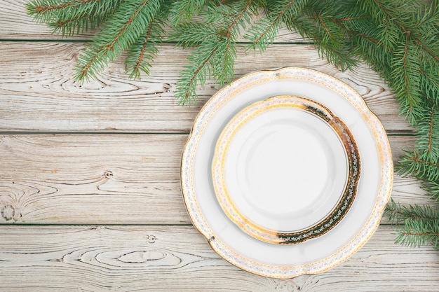 Table en bois avec des branches de pin et réglage de la table de vacances