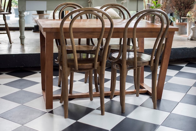 Table en bois brun dans le café