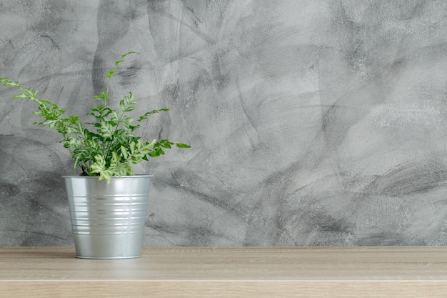 Table en bois brun avec une plante en pot sur le dessus et l&#39;espace de copie