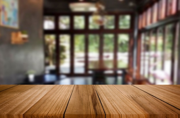 table en bois brun vide et un café ou un restaurant