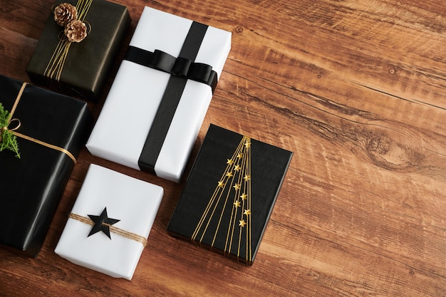 Table en bois avec des cadeaux emballés et décorés pour les vacances d'hiver