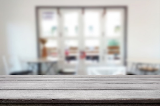 table en bois et café flou fond