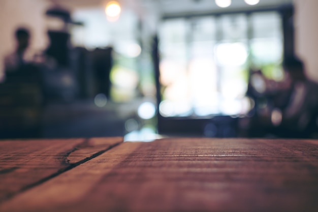 Table en bois avec café flou