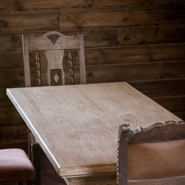 Table en bois et chaise avec style vintage