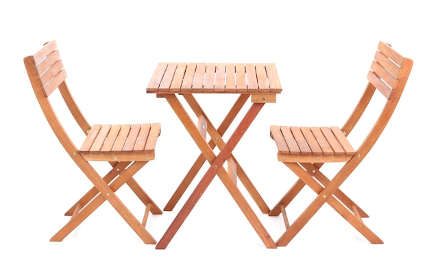 Table en bois avec chaises isolées sur blanc