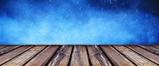 Table en bois et ciel étoilé