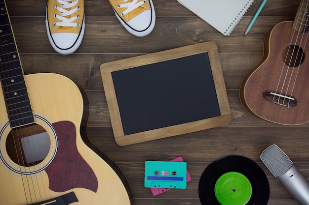 Table En Bois De Compositeur De Musique, Guitare, Ukulélé, Cahier, Cassettes Audio, Microphone, Magnétophone