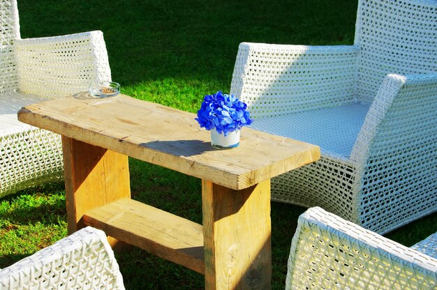 Photo table en bois à côté de chaises vides sur la pelouse