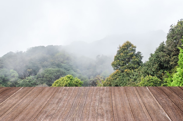 Table en bois couleur marron clair avec de la montagne et du brouillard un fond.