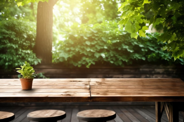 Table en bois dans un café à l'extérieur sous les arbres