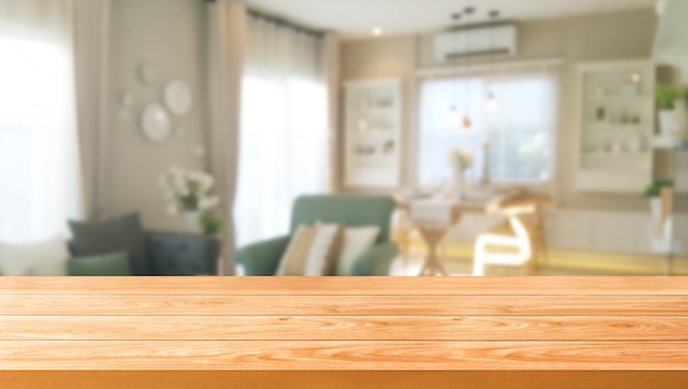 Table en bois dans la décoration de la maison moderne.