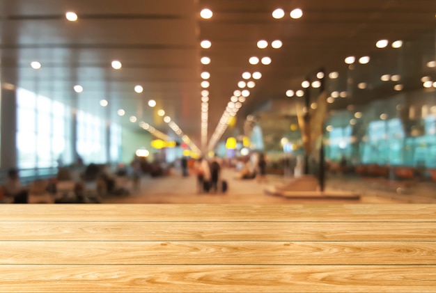 Table en bois dans le fond de la grande salle de conférence.