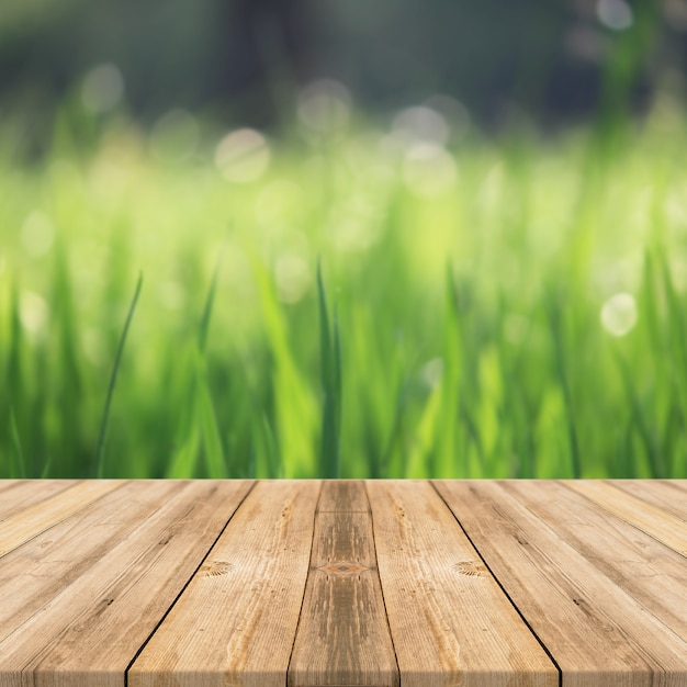 table en bois dans l'herbe extérieure nature lumière du soleil fond d'affichage carré