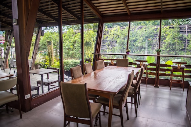 La table en bois dans la maison de verre