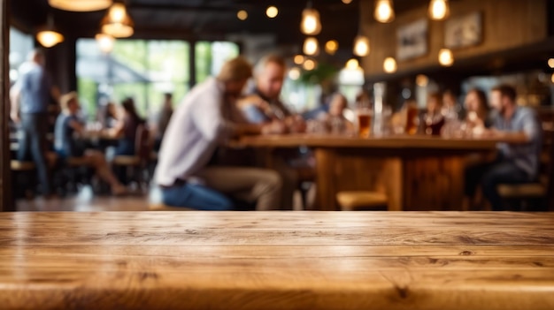 Table en bois dans un restaurant avec des gens assis et des verres de bière sur le dessus