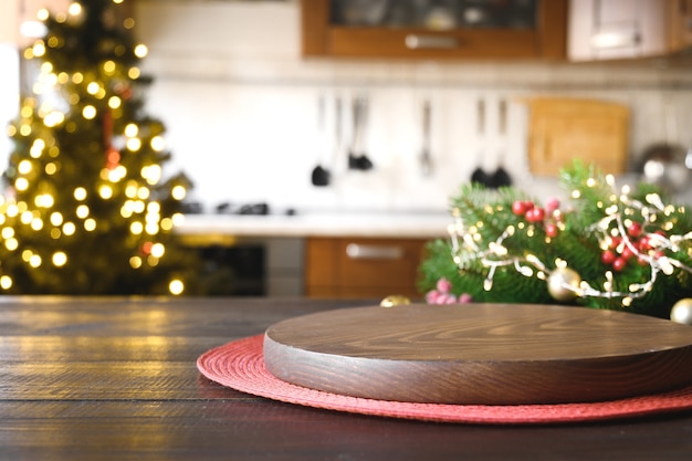 Table en bois avec décoration de Noël dans la cuisine