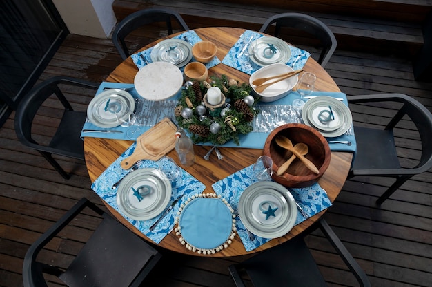Table en bois avec décorations de noël sur une terrasse pour le dîner de noël au mexique