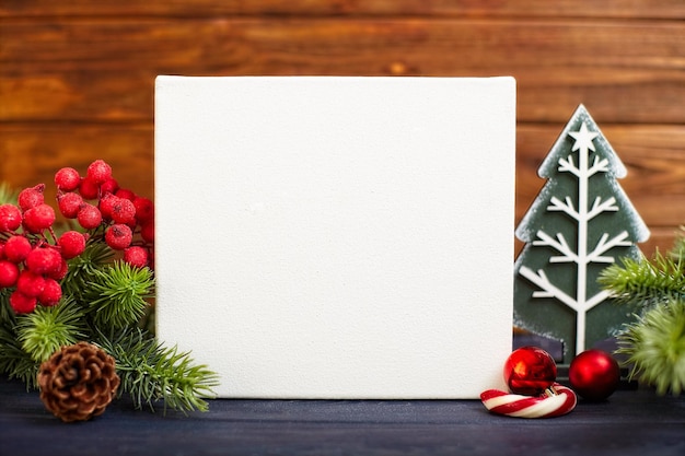 Table en bois décorée de cadeaux de Noël. Arrière-plan avec maquette d'espace de copie. Joyeux Noel et bonne année.