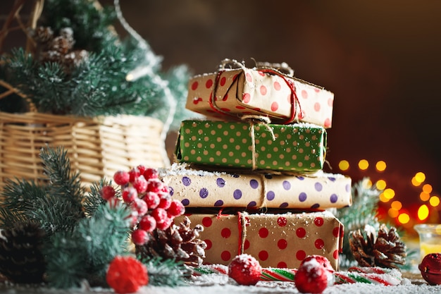 Table en bois décorée avec des cadeaux de Noël