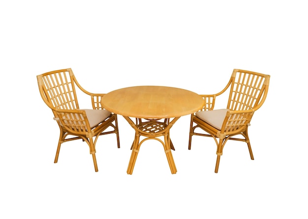 Table en bois et deux chaises sur fond blanc