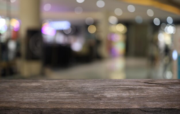 Table en bois devant un fond flou abstrait Espace vide sur la table en bois pour la promotion du texte de marketing Espace de copie de table en bois vide pour l'arrière-plan