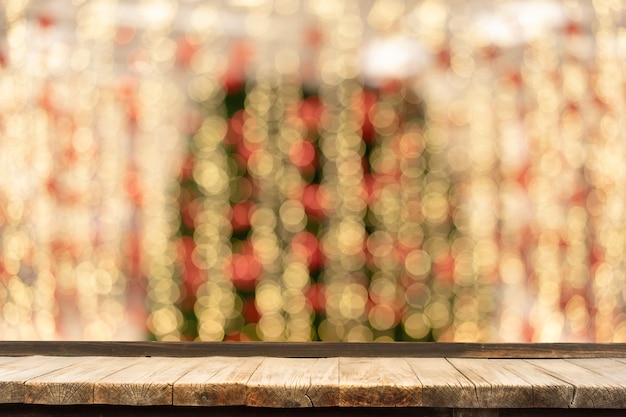 table en bois devant des guirlandes décoratives d'intérieur.