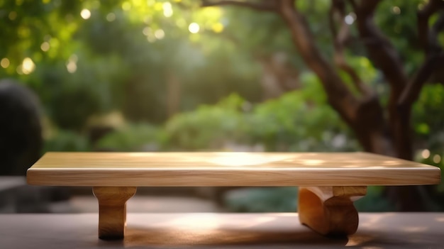 Une table en bois devant un jardin