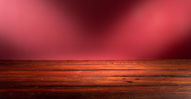 Table en bois devant un mur rustique avec espace de copie vide