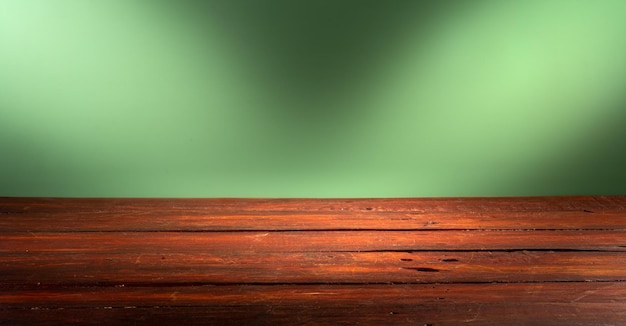 Table en bois devant un mur rustique avec espace de copie vide