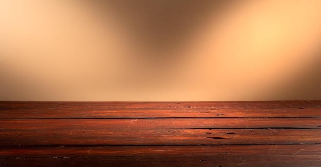 Photo table en bois devant un mur rustique avec espace de copie vide