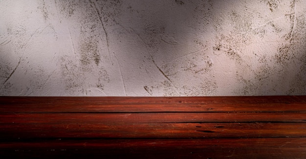 Table en bois devant un mur rustique avec espace de copie vide