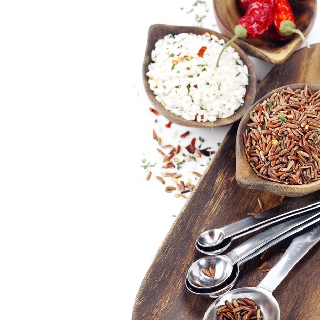 Photo une table en bois avec différents types de riz et de fraises