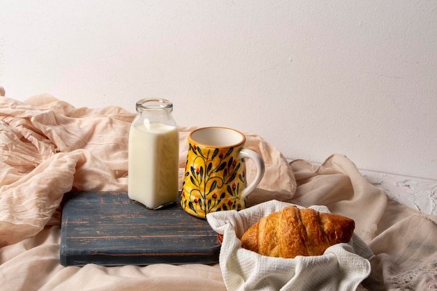 Table en bois avec du pain et du lait