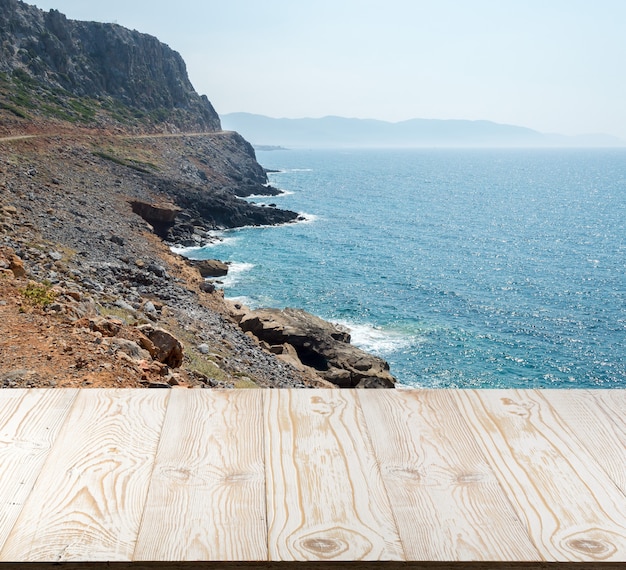 Table en bois à l'extérieur avec vue sur la mer en belle journée d'été.
