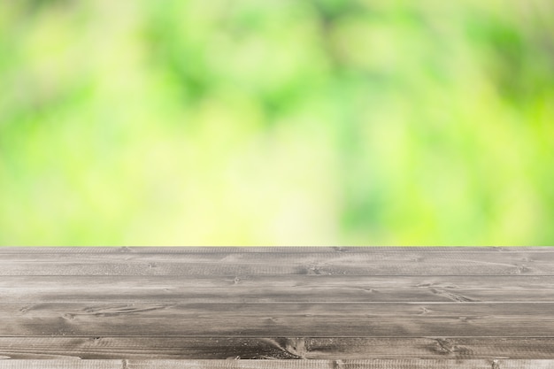 Table en bois sur le flou abstrait fond de jardin vert