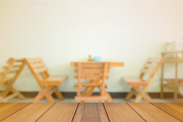 Table en bois sur Floue de la salle à manger avec un éclairage chaleureux.