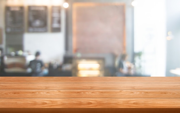 Table en bois floue de salle de restaurant moderne ou café pour maquette d'affichage de produit.