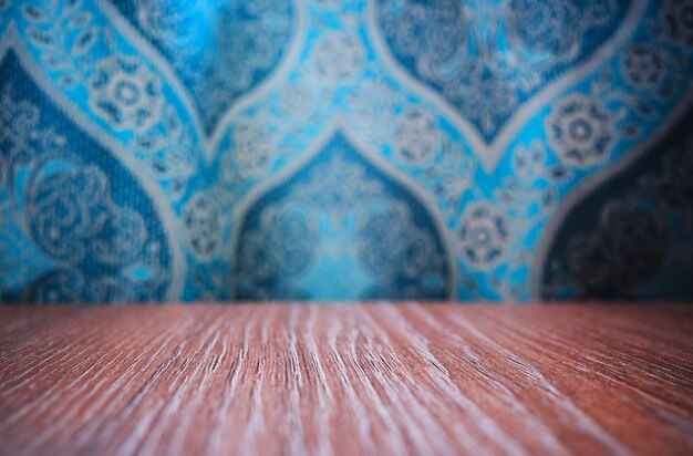 Table en bois foncé avec fond de rideaux en toile de fond